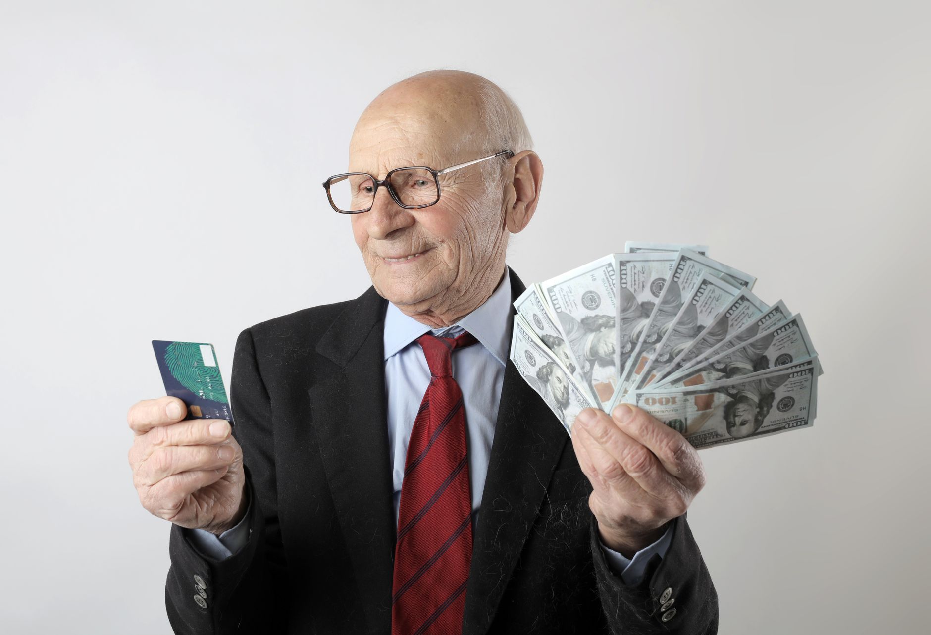 年金受給者がカードローンを利用できる仕組み